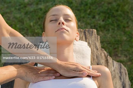 Massage de poitrine récepteur femme