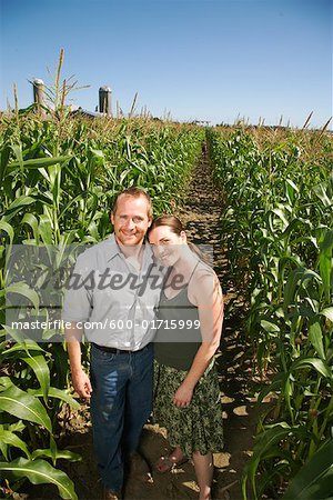 Portrait de Couple dans le champ de maïs
