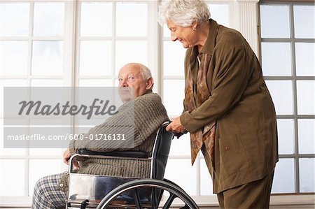 Alter Mann Empfang Hilfe mit Rollstuhl