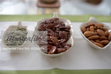 Citrouille graines, noix de pécan et d'amandes dans les plats