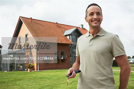 Portrait d'un homme en face de la maison