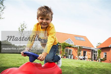 Garçon jouant avec voiture jouet