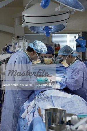 Ärzte, die Operation am offenen Herzen durchführen