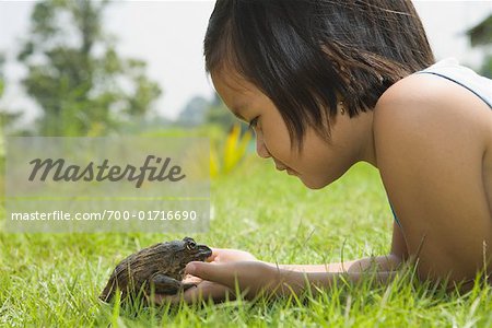 Girl Holding grenouille