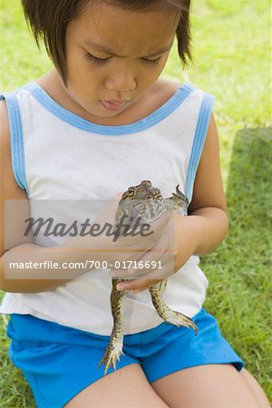 Girl Holding grenouille