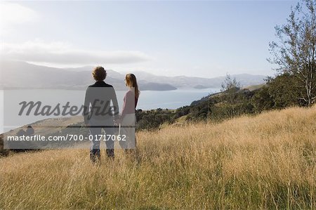 Couple surplombant Akaroa Harbour, Nouvelle-Zélande