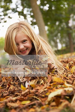 Portrait de jeune fille avec des feuilles d'automne