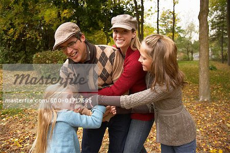 Portrait de famille jouant au Football américain, à l'automne
