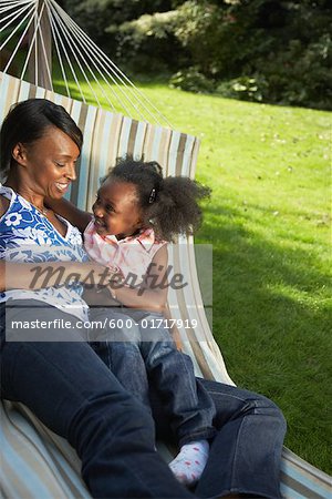 Mère et fille sur le hamac