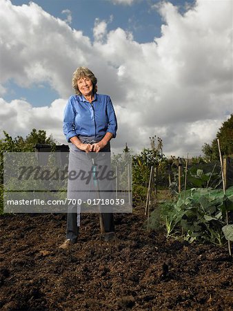 Porträt der Frau stehen im Garten