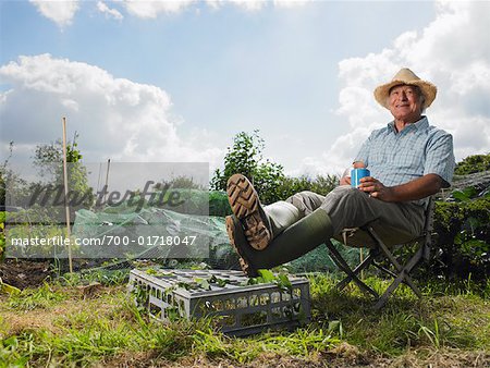 Porträt von reifer Mann sitzt im Garten