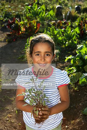 Portrait de jeune fille tenant des semis