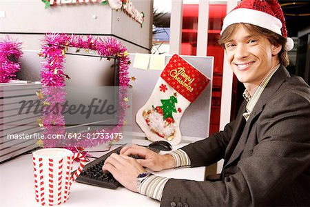 Portrait d'un homme d'affaires tapant sur le clavier et souriant