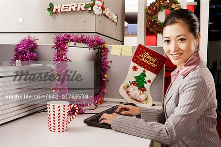 Portrait d'une femme d'affaires assis devant l'ordinateur, sourire