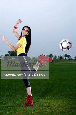 Junge Frau, treten, Fußball