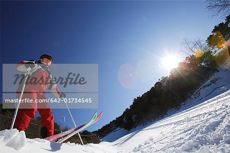 Garçon de ski avec le ciel en arrière-plan