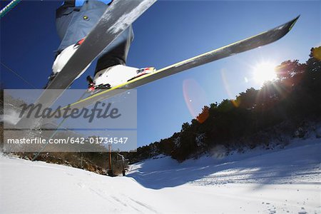 Skieur sautant, faible angle vue