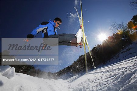 Skieur masculin dans les airs