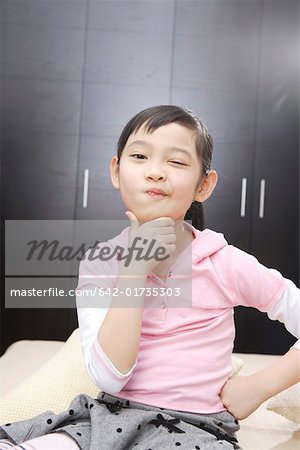 Portrait d'une jeune fille avec la main sur le menton