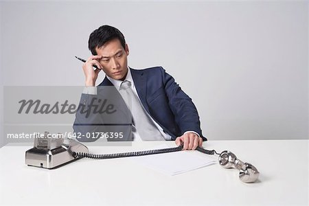 Jeune homme d'affaires à la recherche pensive