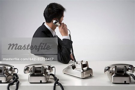 Homme d'affaires en utilisant le téléphone, vue latérale