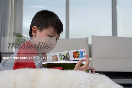 Livre de lecture garçon, vue latérale