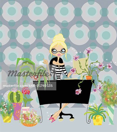 Blonde Frau am Schreibtisch mit Pflanzen