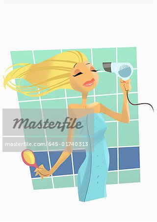 Blonde Frau Trocknen Haare im Badezimmer