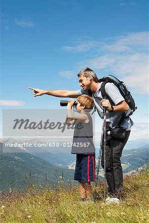 Vater und Sohn Blick durchs Fernglas