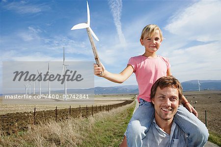 Vater und Tochter mit Windkraftanlagen