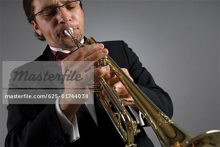 Nahaufnahme der männlichen Musiker spielen einer Trompete