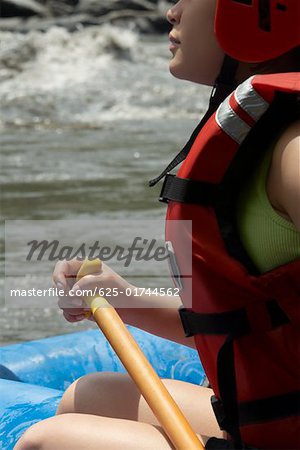 Profil de côté d'une jeune femme, rafting en rivière