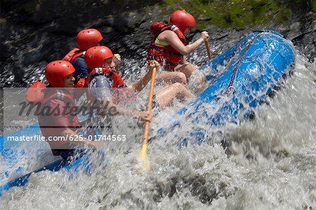 Profil latéral de quatre personnes, rafting en rivière