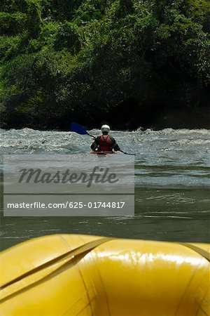 Vue arrière d'une personne en kayak dans une rivière