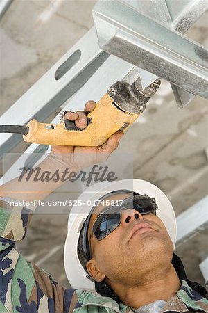 Nahaufnahme der männlichen Bauarbeiter arbeiten mit einem Hand-Bohrer