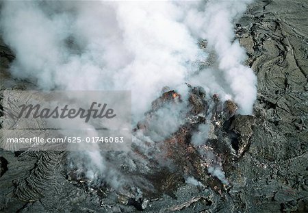 Federn des Stream steigt aus geschmolzener Lava, Hawaii