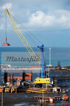 Erhöhte Ansicht ein Container Kran und Fracht in einem Hafen, Hafen von Honolulu, Honolulu, Oahu, Hawaii Inseln, USA