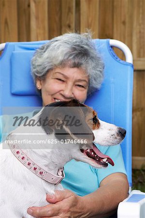 Senior Woman mit einem Hund und Lächeln