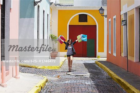 Jeune femme portant des sacs à provisions, le vieux San Juan, San Juan, Puerto Rico