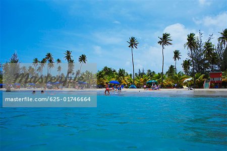 Gruppe von Menschen auf dem Strand, Luquillo Beach, Puerto Rico