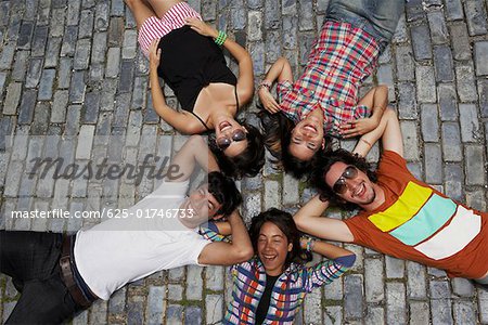 Vue grand angle de trois jeunes femmes avec deux jeunes hommes se trouvant sur le pavé et souriant, le vieux San Juan, San Juan, Puerto Rico