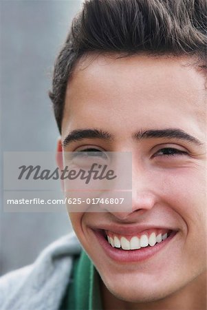 Portrait d'un adolescent souriant
