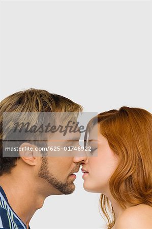 Profil de côté d'un couple embrasser