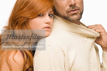 Portrait d'une jeune femme se reposer de son visage sur l'épaule d'un homme adult moyen