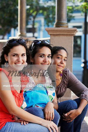 Portrait de trois jeunes femmes assis et souriant, le vieux San Juan, San Juan, Puerto Rico