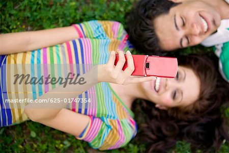 Vue grand angle sur un jeune couple souriant ensemble