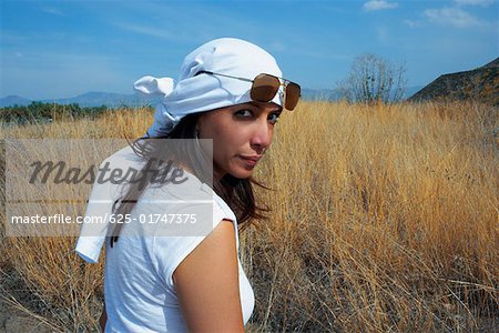Portrait d'une femme adulte milieu debout dans un champ