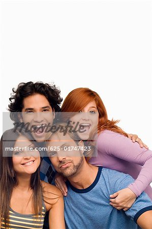 Portrait d'un homme adult mid souriant avec ses amis