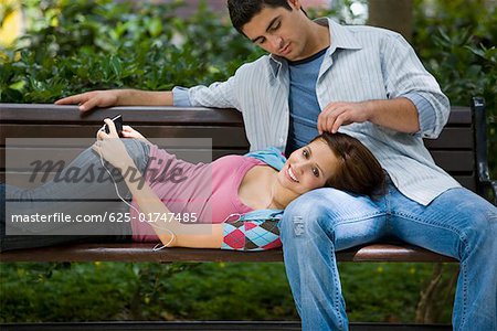 Jeune couple romancing dans un parc