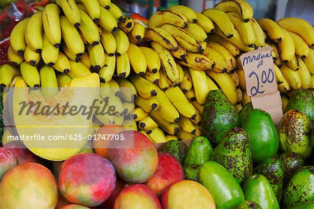 Gros plan des fruits à un étal de marché